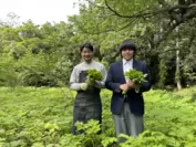 左：明日葉農家の駒村さん　右：大島高校の中村さん