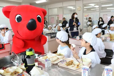 チーバくんと児童たち