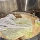 麦を煮込んだ液体にホップを投入