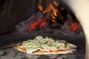 手作り石窯で焼かれるピザ