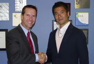 (左)マイクラライン CEO マイク・シプリック、(右)アダマンド工業 代表取締役社長 下田 洋一