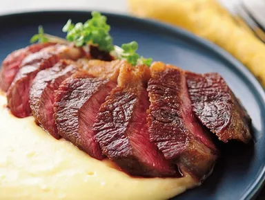 熱々のステーキなど肉料理も楽しめる