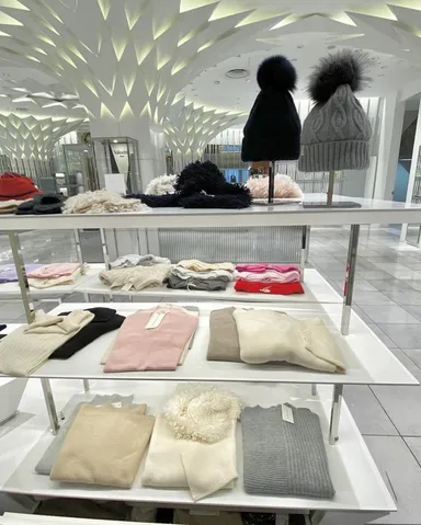 エレガントなVネックや小物も充実