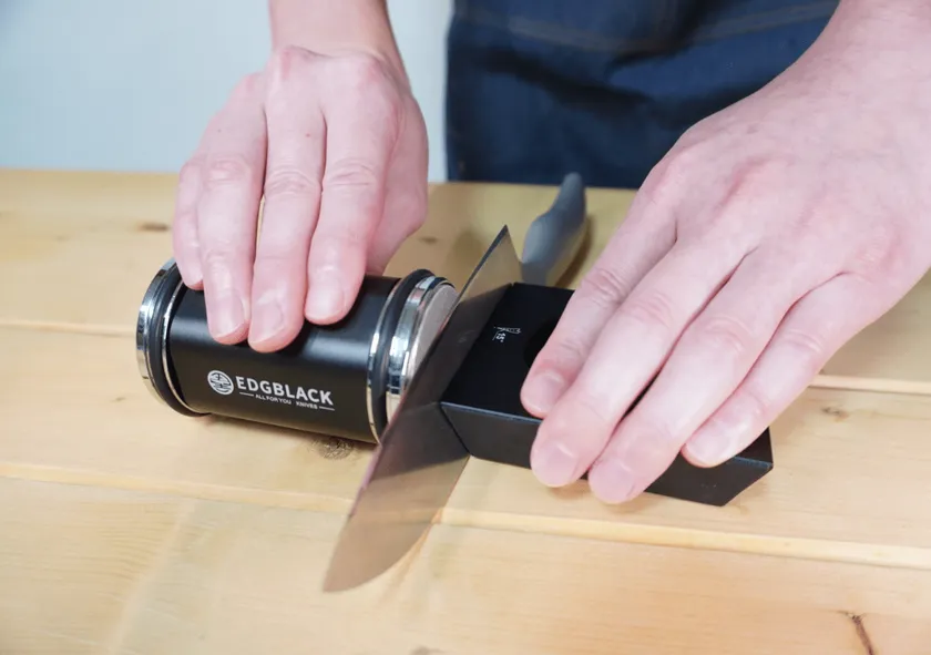 誰でもプロ級!転がす包丁研ぎ器 「EDGBLACK Knife Sharpener 誰でもプロ級!転がす包丁研ぎ器 「EDGBLACK Knife Sharpener