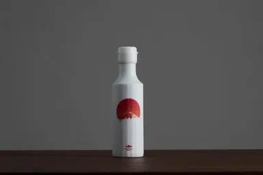 どんな食卓にも合うシンプルモダンなボトルデザイン