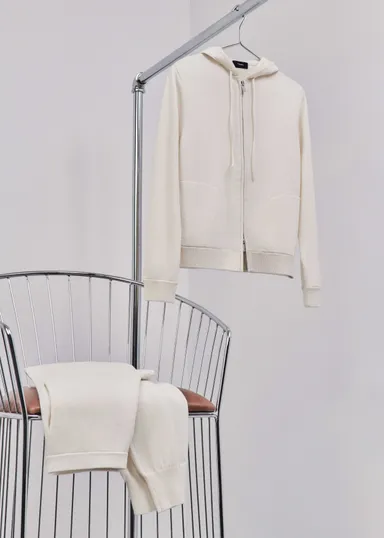 フーディー 63,800円(税込)、パンツ 46,200円(税込)