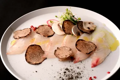 あっさり昆布締め自身魚とトリュフのカルパッチョ 1,350円(税込)