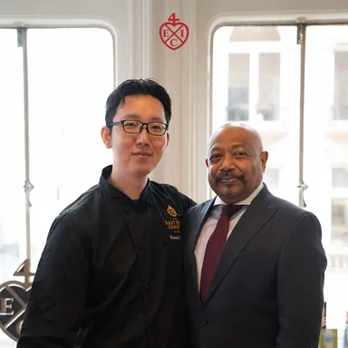 東インド会社ティーマスター Lalith Lenadora(右)／江口 和明(左)