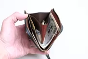 小銭・紙幣・カードを十分に収納でき、かつコンパクトに収まるミニ財布「Cram」