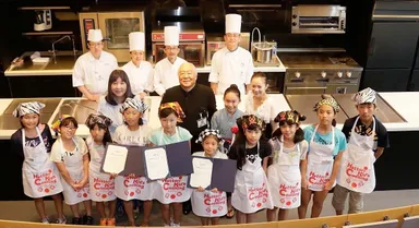 出場者と審査員全員集合！(中央：服部校長、右隣：こごまちゃん)