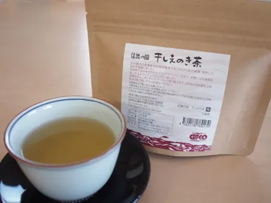 干しえのき茶と茶碗
