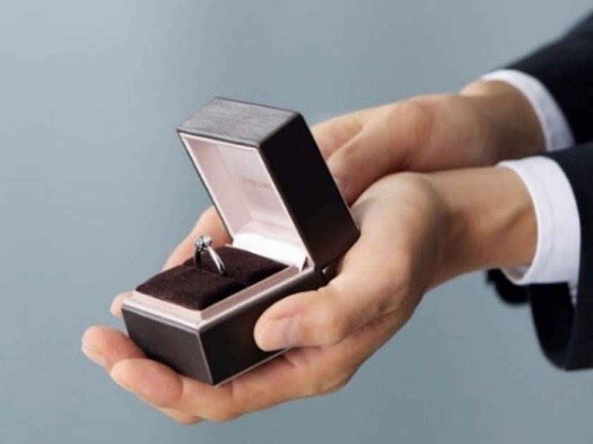 「本物のダイヤモンドでプロポーズしたい」「好みのリングを選びたい」
おふたりの理想を両方叶えるアイプリモのオリジナルサービス
「パーフェクトプロポーズリング」