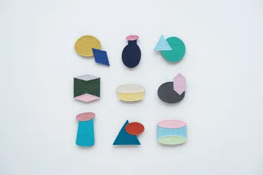 シンプルな幾何学図形を組み合わせて作ったブローチ