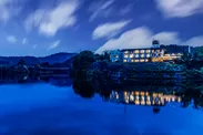 千葉県最大の湖、亀山湖畔に佇む亀山温泉ホテル。