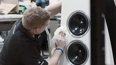 熟練した作業員による入念な塗装チェック