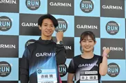 ゲストランナーの井上咲楽さん(右)、赤崎暁選手(左)
