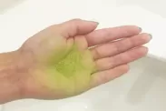 緑茶色の泡