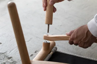 (サイドスツール)簡単に組立・分解できるねじ込み式構造