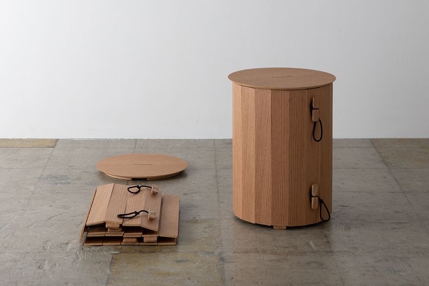 Foldable Cord Bin(左：折りたたんだ状態 右：組み立てた状態)