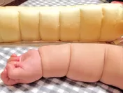 ちぎりパンと赤ちゃんの腕