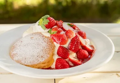 たっぷりいちごのパンケーキ