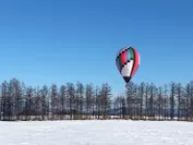雪原にうかぶ熱気球