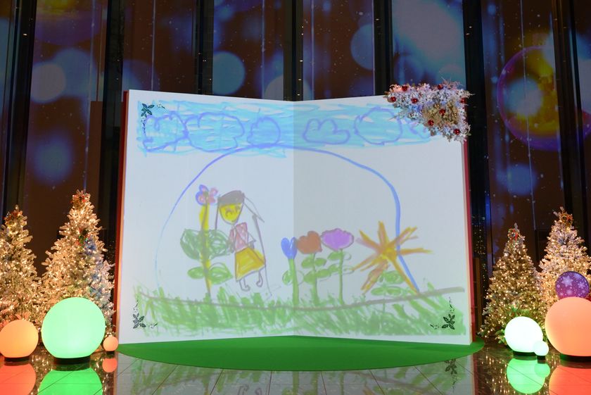 巨大絵本に見立てたスクリーンに
園児が描いたイラストを投影！
「住友不動産東京三田ガーデンタワー」で
12月25日（月）まで、クリスマスイベントを開催。
日比谷花壇が装飾を担当しました。