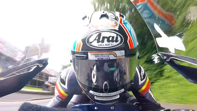 疾走するライダーのすぐ脇には民家