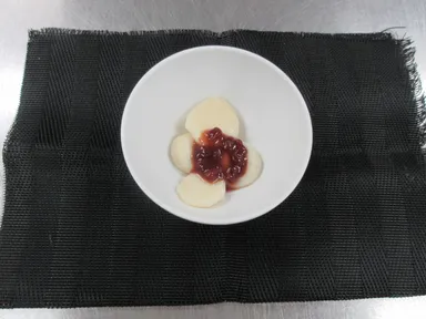 おもちのおやつ　柔らかくするため豆腐を混ぜ4分の1の大きさで提供