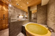 Suite - 坐［izumaru］の檜風呂。湯は循環加温のため滞在中いつでも入浴を愉しめる。