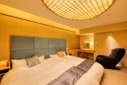 Suite - 坐［izumaru］の寝室。マッサージチェアも6室全てに用意されている。