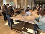 染色した藁紙で凧を制作していきます