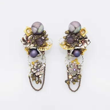 物語の艶やかさも表現したデザイン