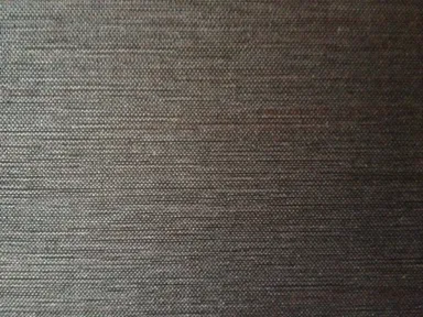 ホテルライクで男心をくすぐる渋いダークブラウンの織物系の壁紙