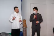 料理を説明する大使館専属シェフ(左)