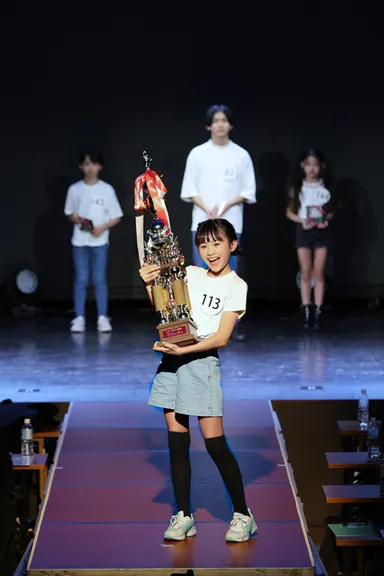 グランプリトロフィーを持ってのランウェイ