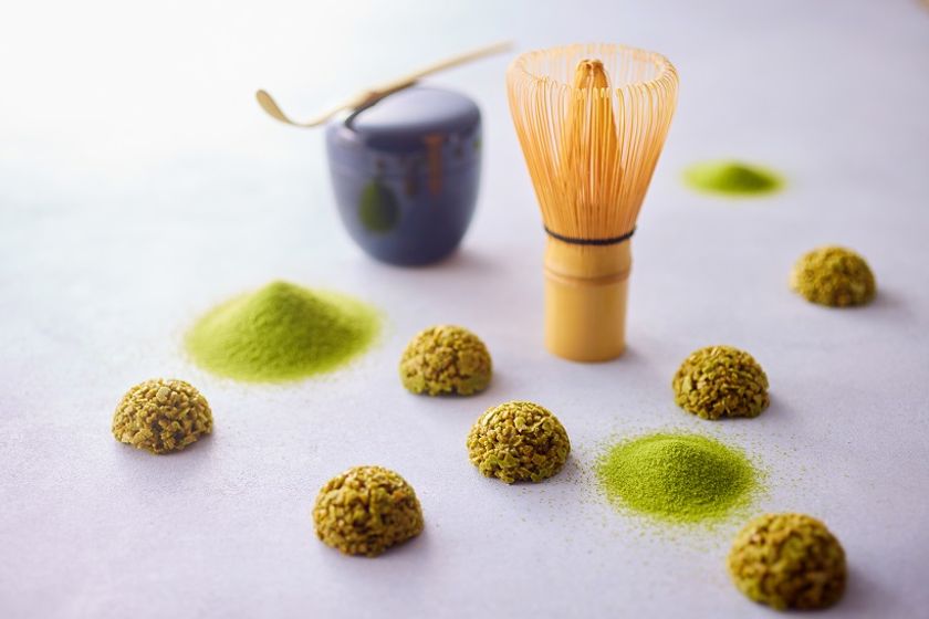 海外へ日本の伝統文様をお菓子で発信
あの八つ橋がカリカリ食感のパフに！
「抹茶クランチ缶」2月1日（木）より発売開始！！