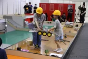 各チームごとに製作したロボットを持ち寄り、競技に挑む