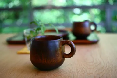 暮らしの木製品(漆塗りの木のマグカップ)
