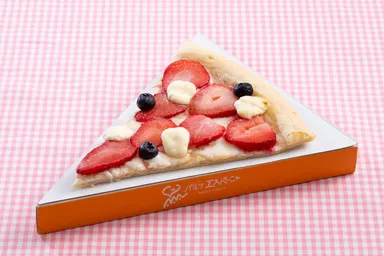 「いちごのスイーツピザ」 セット1,060円、単品500円 （ピッツェリア「ピザ ラ ロハ」）