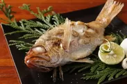 高級魚の代表格であり、白身魚のトロと称される「喉黒(のどぐろ)」を姿焼きで