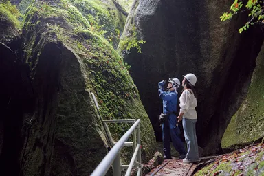 巨石怪石がおりなす景勝地「鬼岩公園」限定の鬼岩くぐり体験＋特製鬼切りランチ付(鬼岩観光協会)
