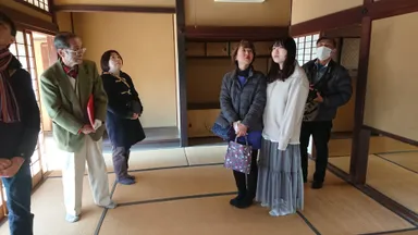 【ガイドの様子】家族や団体でガイドに参加される方も多い。