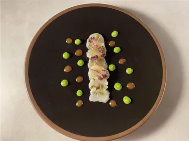 2皿目：ホタテ貝のカルパッチョ、山椒、カラメルオレンジ、ブロッコリピュレ