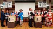 鏡開きには信濃大町観光大使で、俳優・タレントの村井美樹さんも登壇(中央の左側)。「私は日本酒もとっても大好きで、今回の式で新たな日本酒の出会いがあるのをとても楽しみにしています」とコメント
