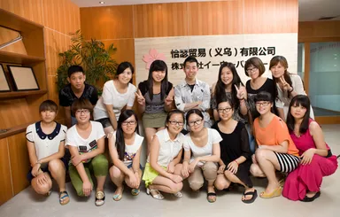 運営会社　社員集合写真