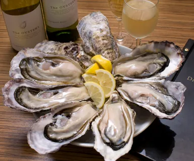 おすすめメニュー！生牡蠣6ピース＆オリジナルワイン「ジ・オイスターズ　シャルドネ」
