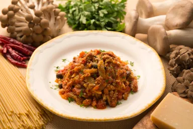 もちもちパスタ“キタッラ” たっぷりキノコと豆のアマトリチャーナ