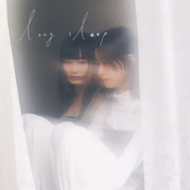 ジャケット写真(左：Vo.Gt.夕日桃／右：Ba.琉歌)