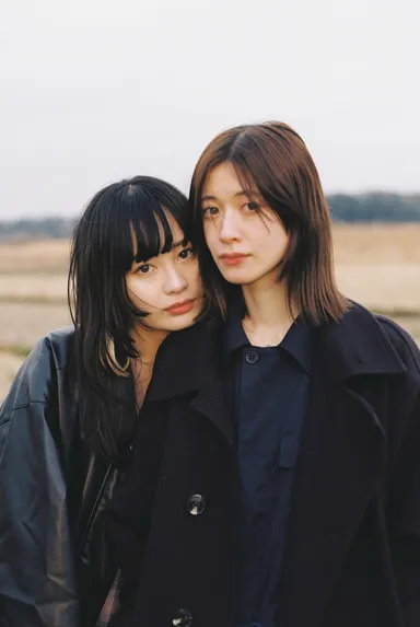 アーティスト写真(左：Vo.Gt.夕日桃／右：Ba.琉歌)